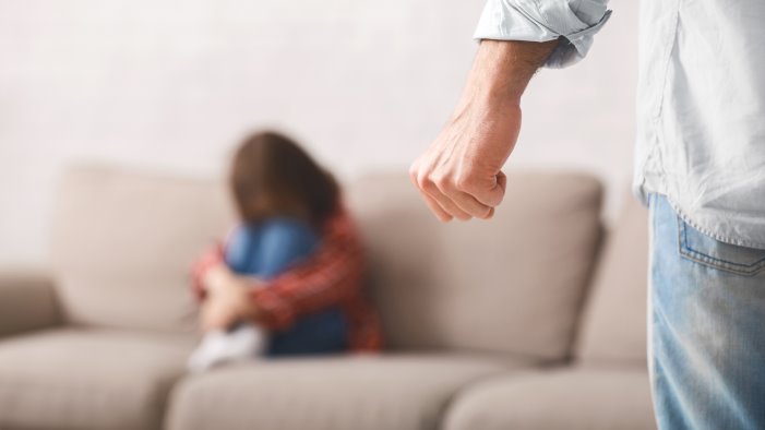 violenza sessuale aggravata sulla figlia minorenne arrestato 41enne