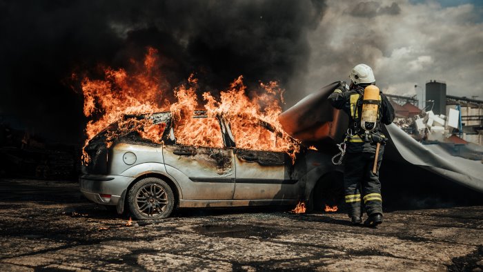 rogo di auto e scooter nel napoletano si indaga anche sulla pista dolosa