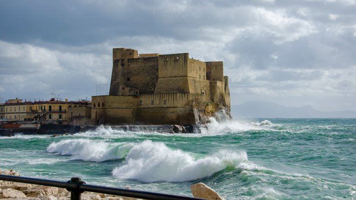 vento forte saltano i collegamenti per ischia e procida