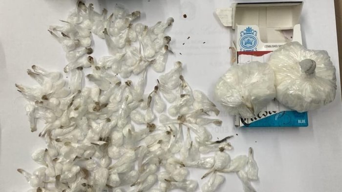 beccato con eroina cocaina e denaro in contanti arrestato pusher