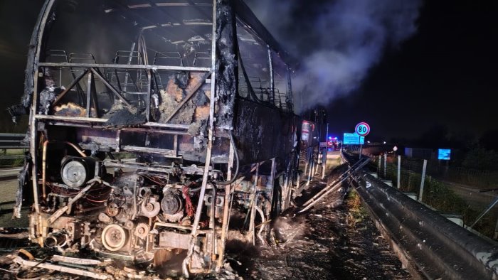 pullman prende fuoco lungo il raccordo paura per i passeggeri a bordo