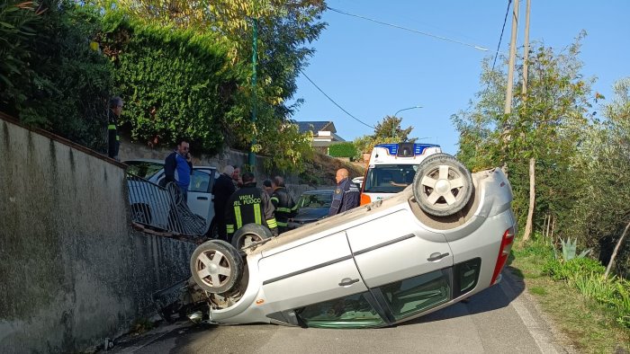 ariano auto sale rampa di accesso di un abitazione e si ribalta