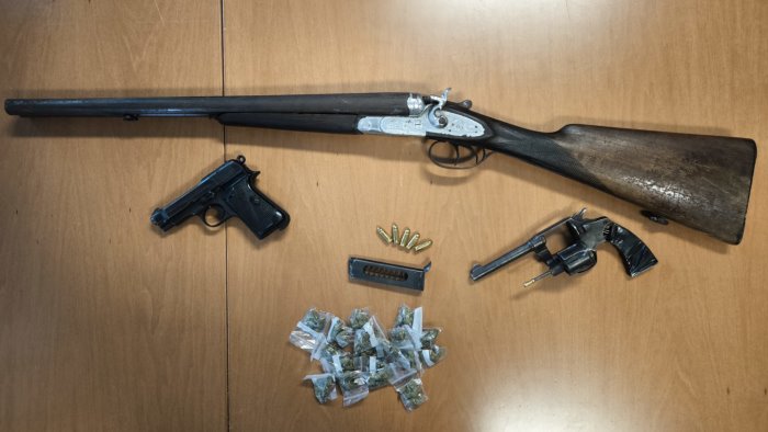 scampia sorpreso con pistola e munizioni arrestato 21enne