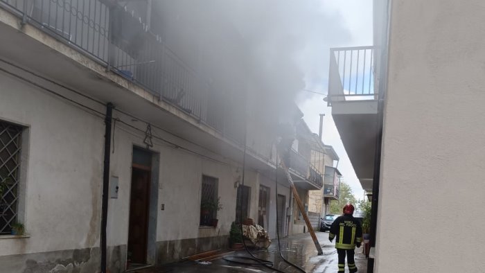 incendio in una casa paura a castelvenere