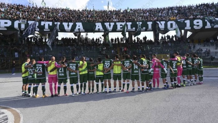 l avellino crolla in casa vince lo spezia 0 4 espulso palmiero al 44