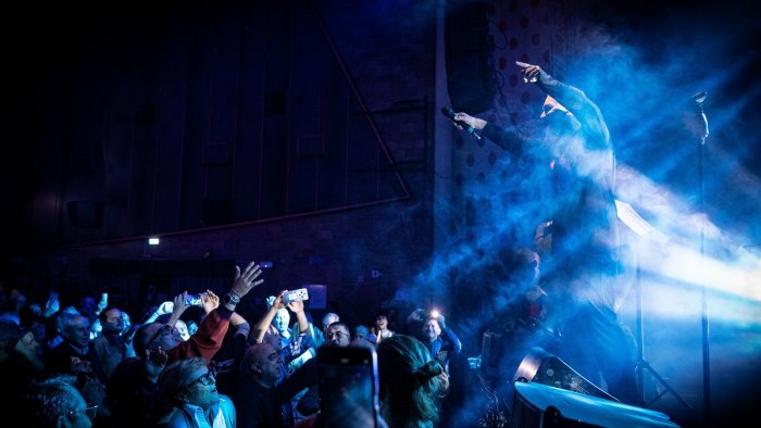 ironia senza tempo l opera squallid orchestra trascina il pubblico beneventano