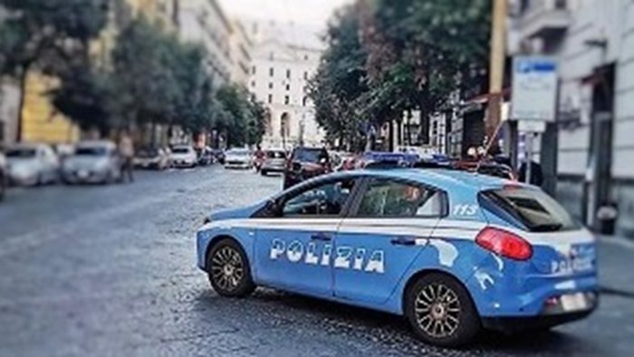 donna scaraventata a terra e rapinata del telefonino terrore a napoli