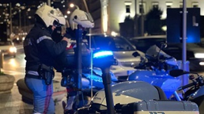 sorpresi con una pistola replica a bordo di uno scooter rubato denunciati