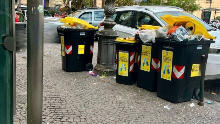 vomero piazza vanvitelli bidoncini in strada a tutte le ore del giorno