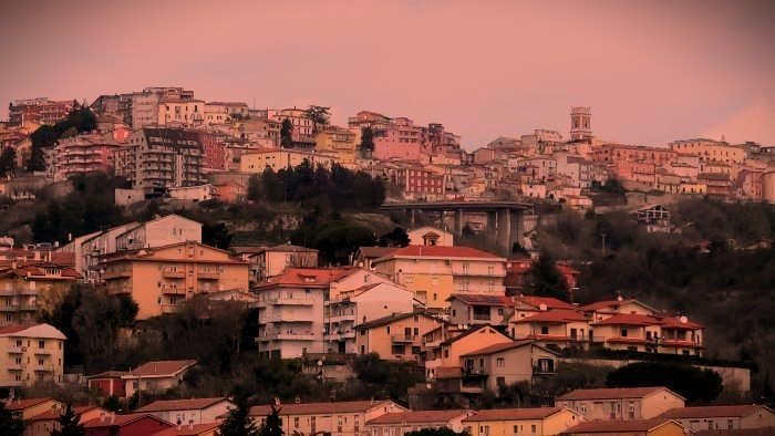 ariano abbraccia il rosa la forza della prevenzione