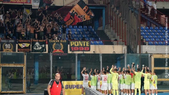 catania benevento la carica dei tifosi giallorossi al massimino