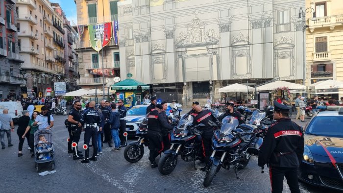 stretta ai quartieri spagnoli in azione task force vigili carabinieri