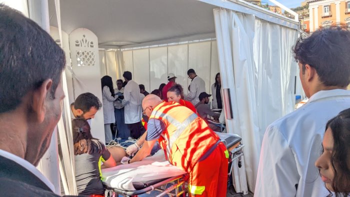 giornate della salute srilankese salvato in piazza dai medici dell asl