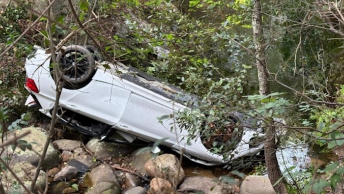 tempio pausania auto giu dal ponte morto giovane il padre tra i soccorritori