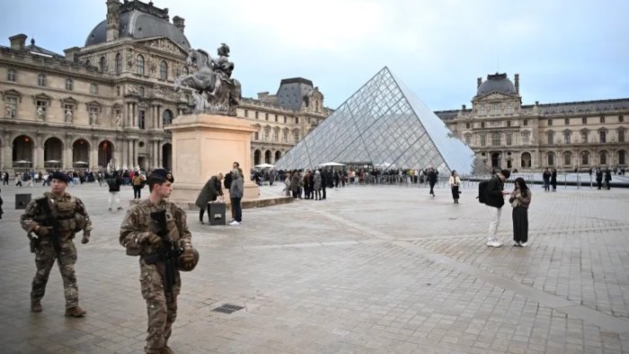 furto del secolo al louvre grazie al dna fermati due dei quattro ladri