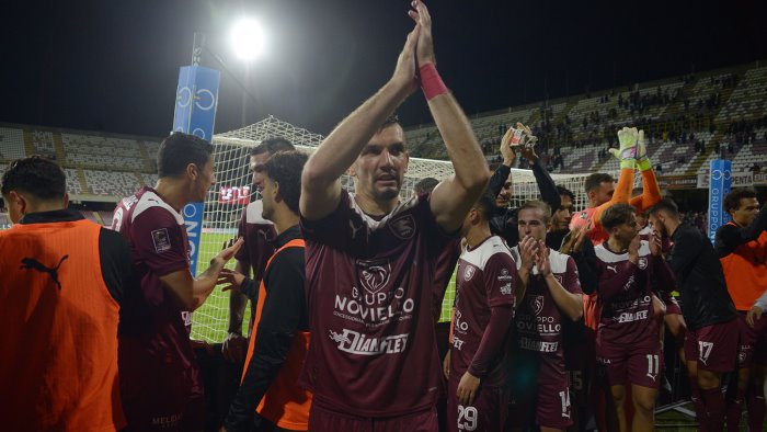 salernitana casertana 2 1 liguori e golemic riportano in vetta i granata