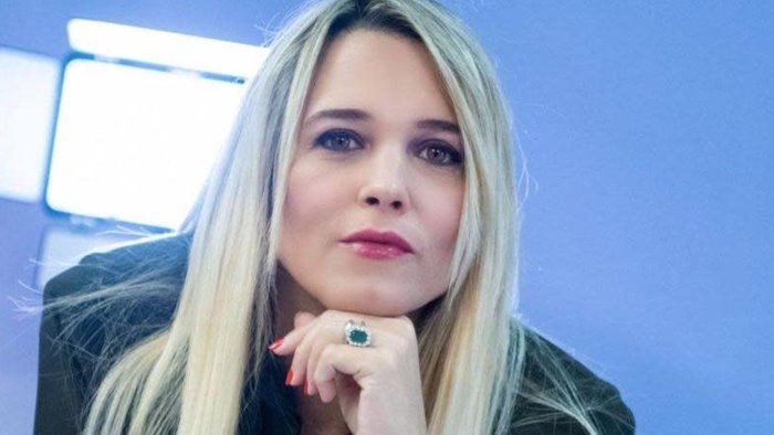 scoperto nuovo sito che sfrutta l ia per denudare le donne la barra denuncia