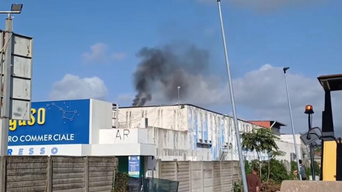 pagani incendio sul tetto del centro commerciale