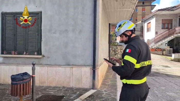 terremoto avellino vigili del fuoco in azione verifiche in corso
