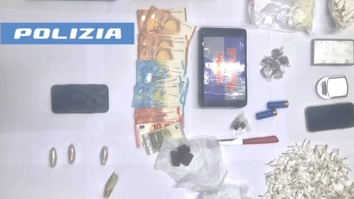 armi e droga blitz della polizia di salerno arrestati tre giovani