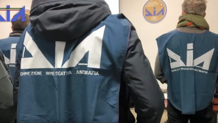 giro di usura resta in carcere uno degli indagati un altro ancora irreperibile