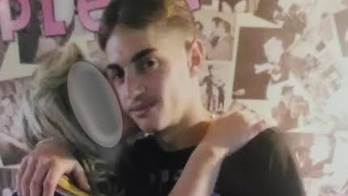 avellino morto dopo pestaggio in carcere funerali pubblici vietati per piccolo