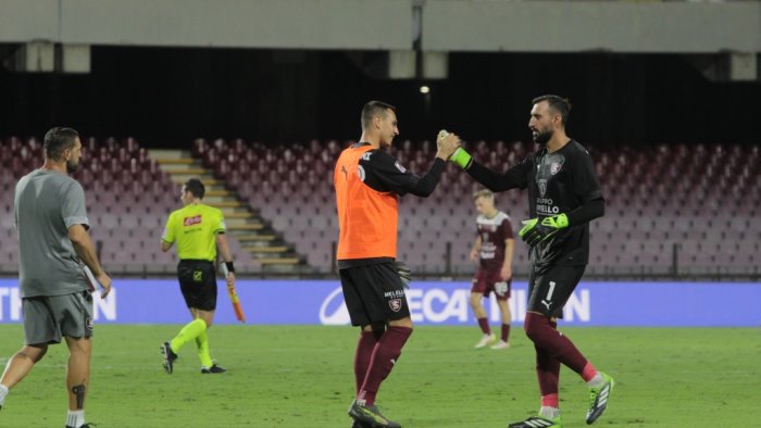 salernitana donnarumma e un gesto che significa gruppo