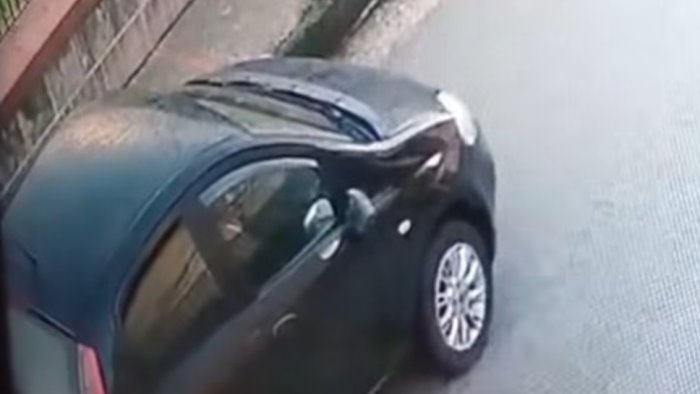 abbandona rifiuti in strada beccato dalle telecamere comunali