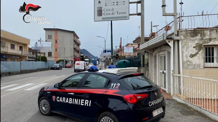 cava evade dai domiciliari e tenta estorsione ad un commerciante arrestato
