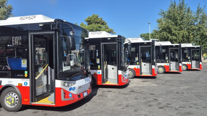 de luca visita deposito eav 5 nuovi bus elettrici in servizio a ischia