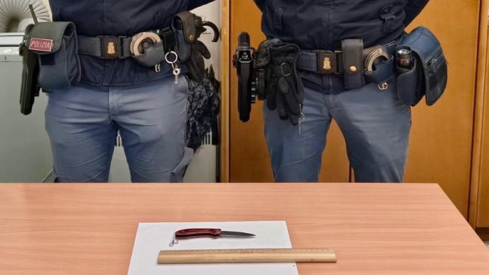dodicenne va a scuola con un coltello a serramanico nello zaino segnalato