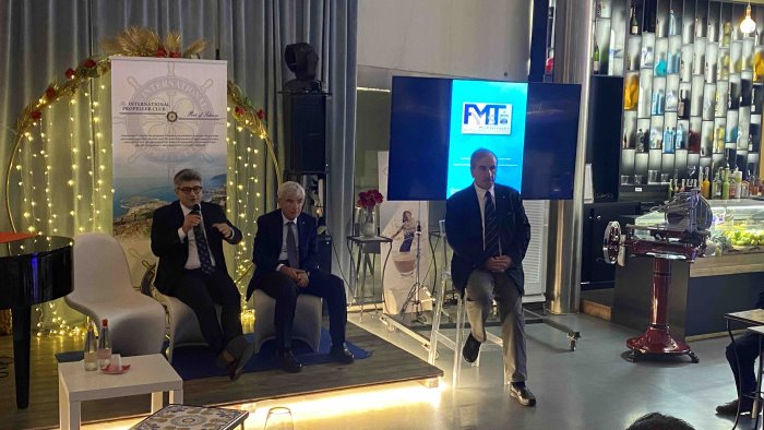 ormeggi a salerno confronto a salerno per il turismo nautico