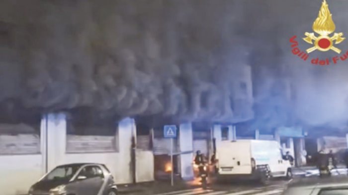 incendio a gianturco riunione in prefettura a napoli
