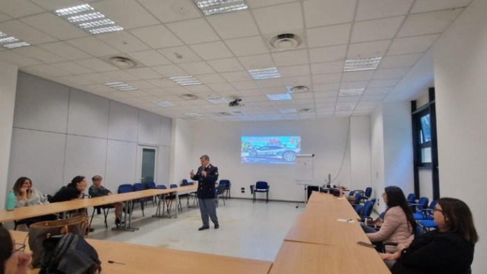 guida sicura lezioni di guida responsabile con la polizia di stato