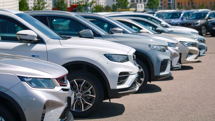 scoperto deposito di auto rubate a castel volturno indagini in corso