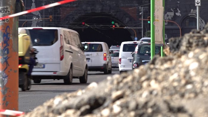 napoli caos traffico in via acton per nuovi lavori sull asfalto