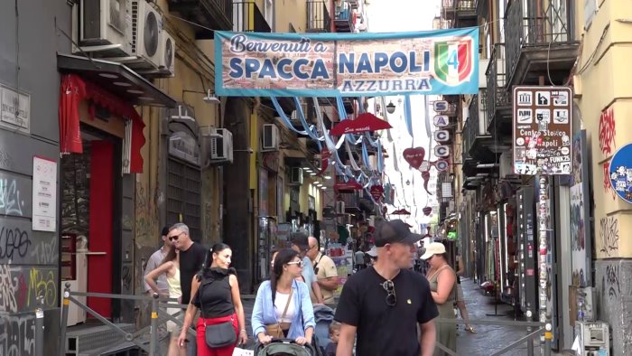napoli invasa dai turisti per ognissanti oltre mezzo milione di presenze