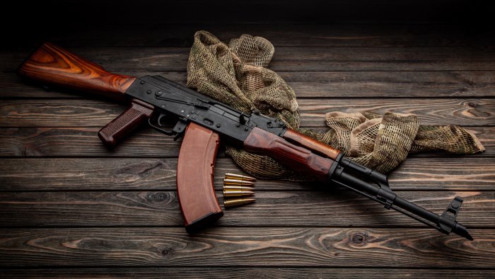 tre giovani bloccati in auto con un fucile tra loro anche un 14enne e un 16enne