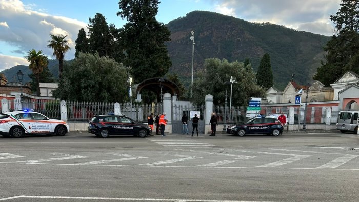 uomo armato di sciabola davanti al cimitero tensione a castel san giorgio