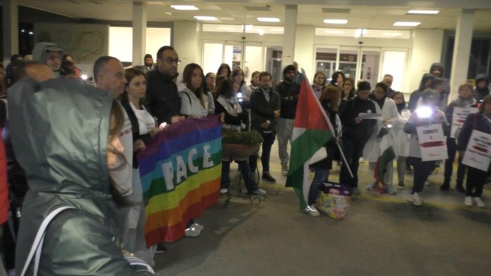 luci accese e striscioni all ospedale di salerno il flash mob per gaza
