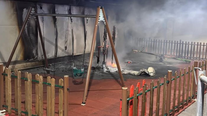 vandali senza dignita bruciato il parco giochi per bambini appena inaugurato