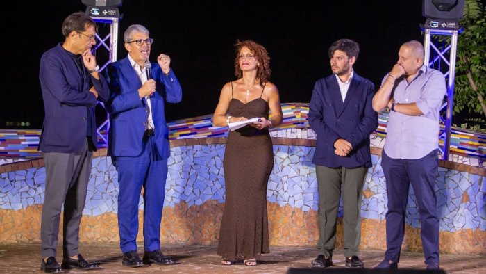 dipinto di blu cava de tirreni accende un faro sull autismo