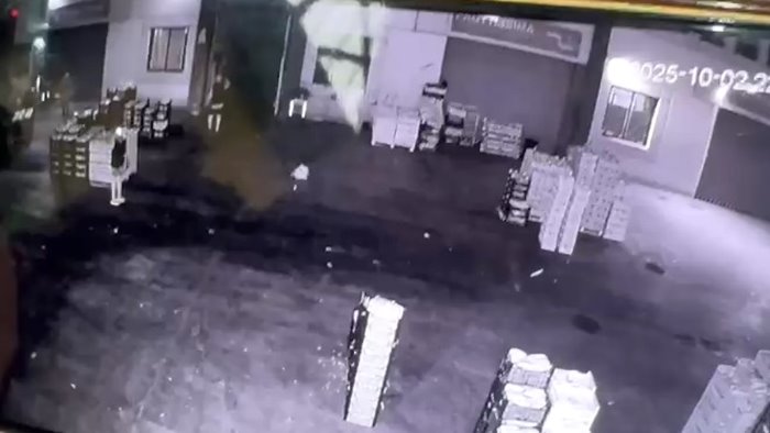 assalto al centro agroalimentare gang armata di bastoni ha danneggiato 13 stand