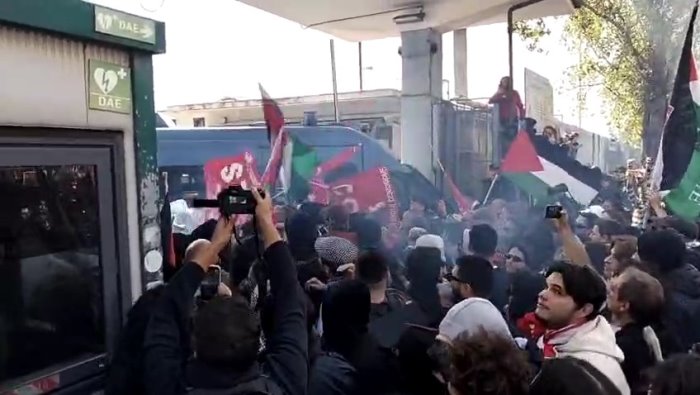 tensione a salerno polizia carica manifestanti che provano ad entrare nel porto