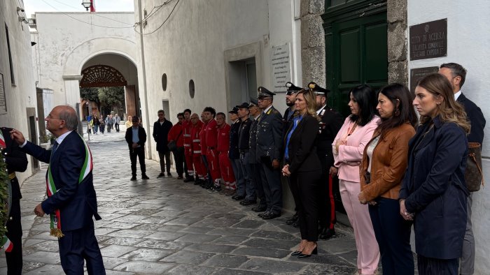 acerra ricorda l eccidio del 43 il sindaco depone una corona di alloro