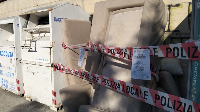 sversamento illecito di rifiuti ingombranti denuncia e ritiro patente