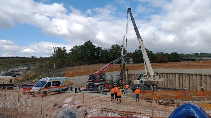 col braccio in una trivella ferito un operaio in un cantiere dell alta velocita