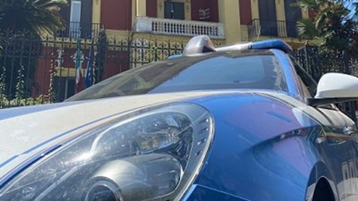 si presenta in un hotel con un documento da ricercare fermato dalla polizia