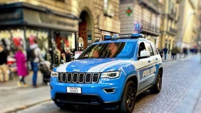 ruba il cellulare ad una donna minorenne denunciato dalla polizia