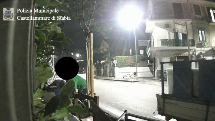 castellammare di stabia due denunciati per sversamento illegale di rifiuti